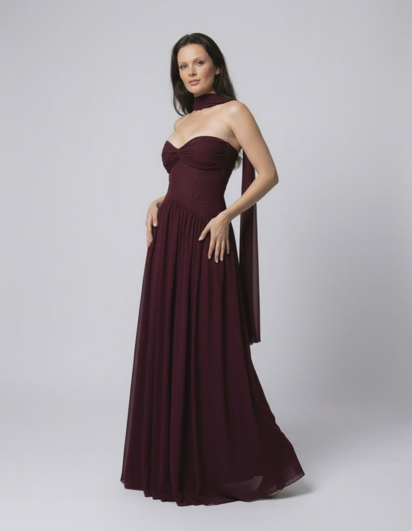 Valencia Maxi Dress – Elegant burgundy strapless dress by Lauven with flowing skirt and refined silhouette.
